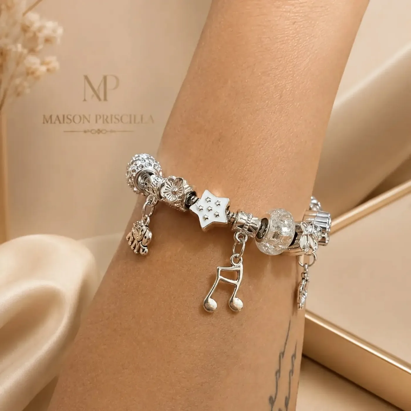 Pulseira de berloques no pulso