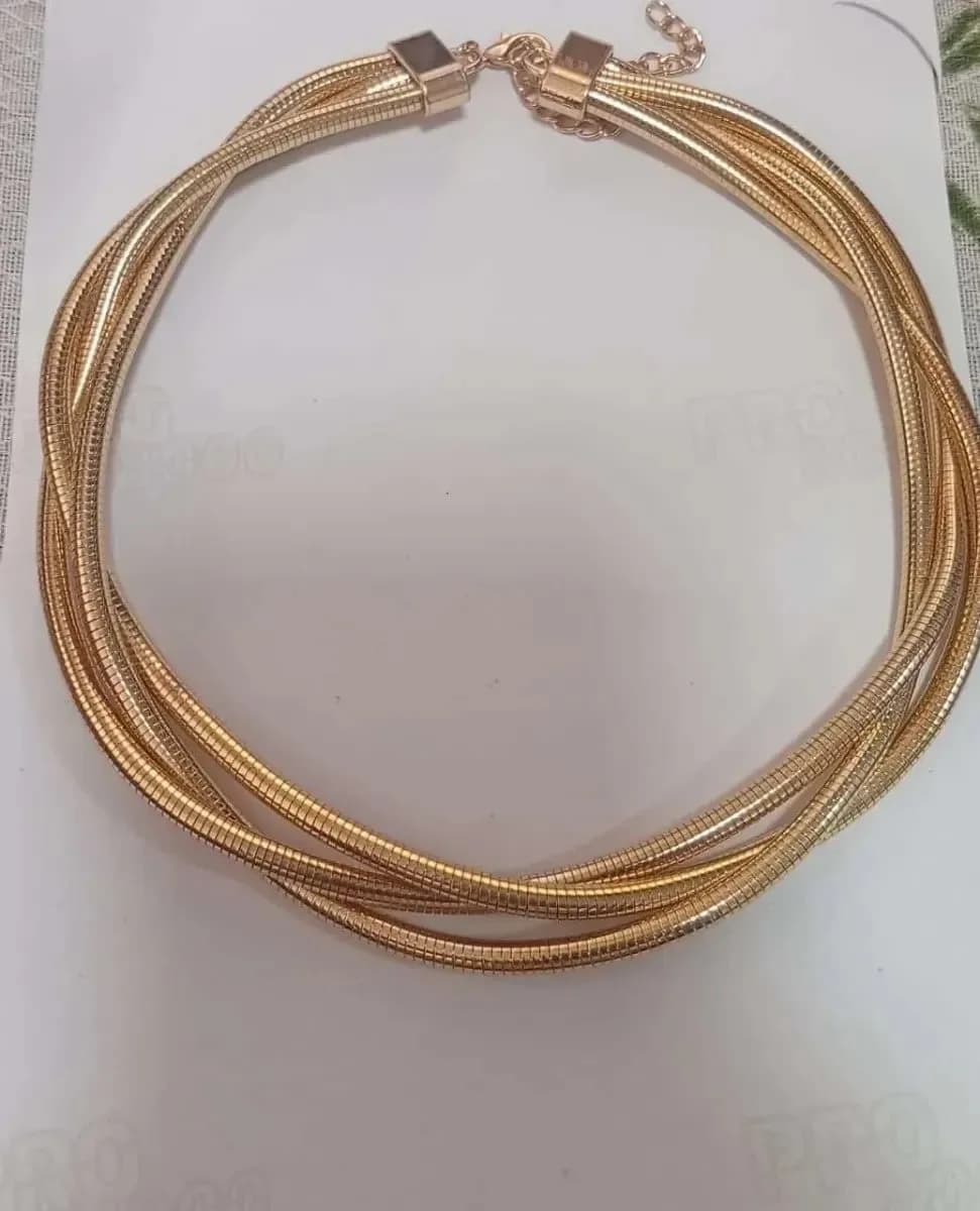 Colar multilayer metálico dourado