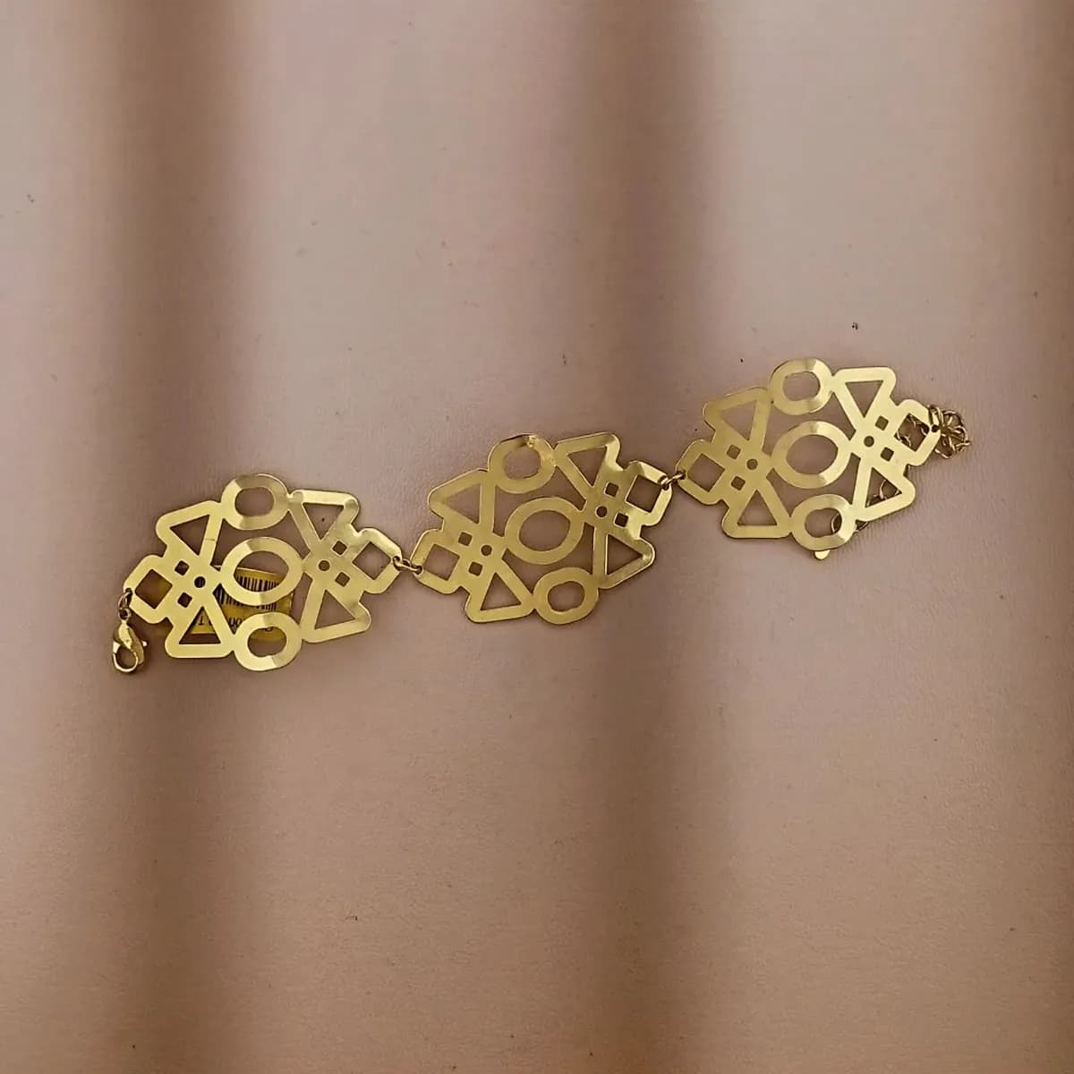 Pulseira geométrica dourada